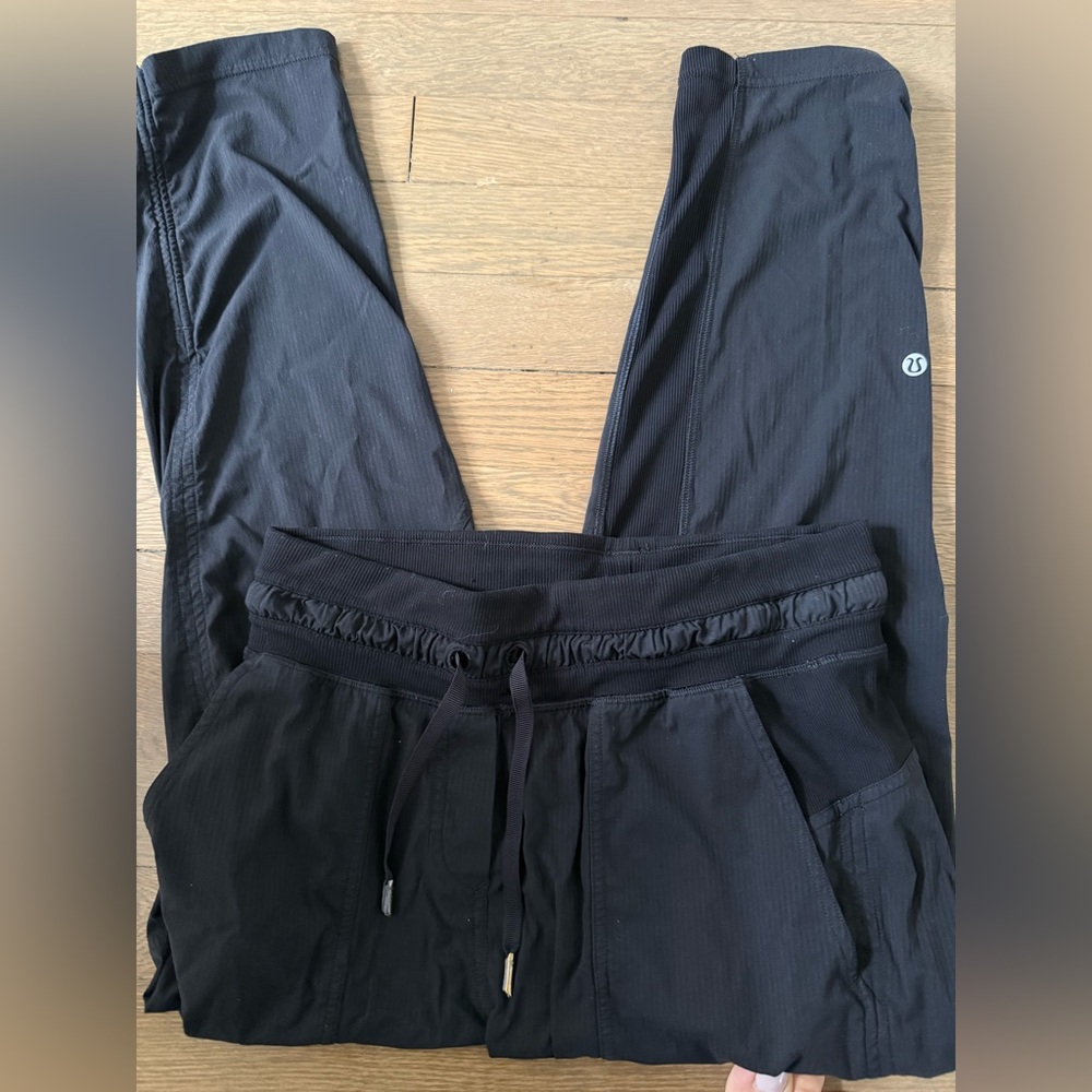 Lululemon Dance Studio MR Crop Pants Size 4
25" Inseam